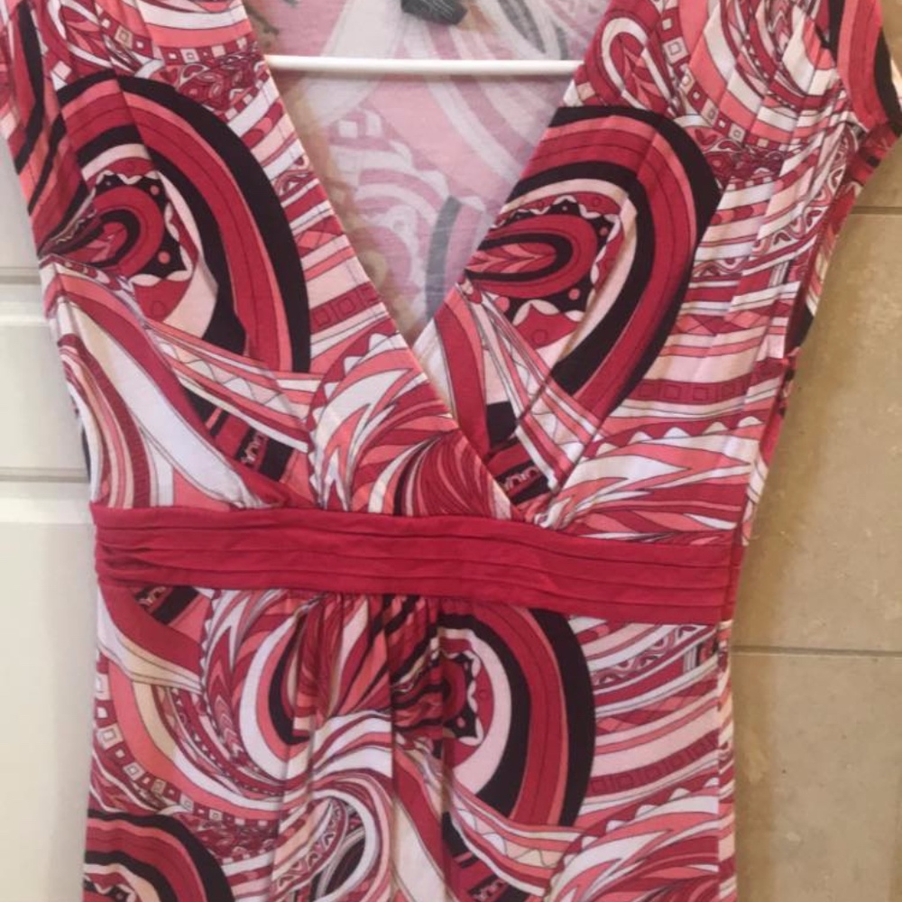 Hot pink/white/black top with v neck